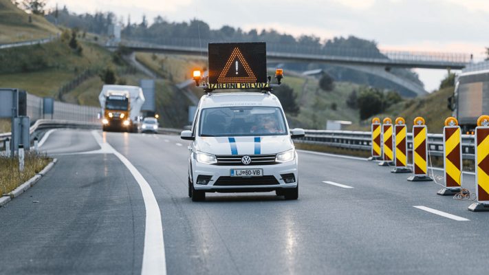 spremstvo izredni prevoz comark slovenija avtocesta delo na cesti pilot car