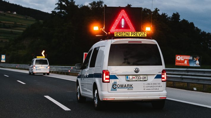 spremstvo izredni prevoz comark slovenija avtocesta pilot car