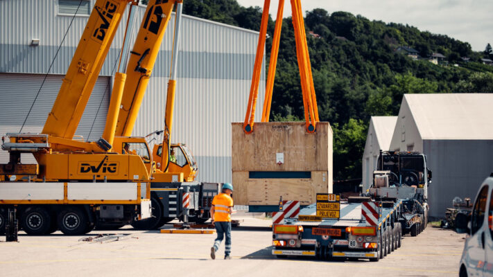 unloading mobile crane izredni prevoz lesen zaboj slovenia